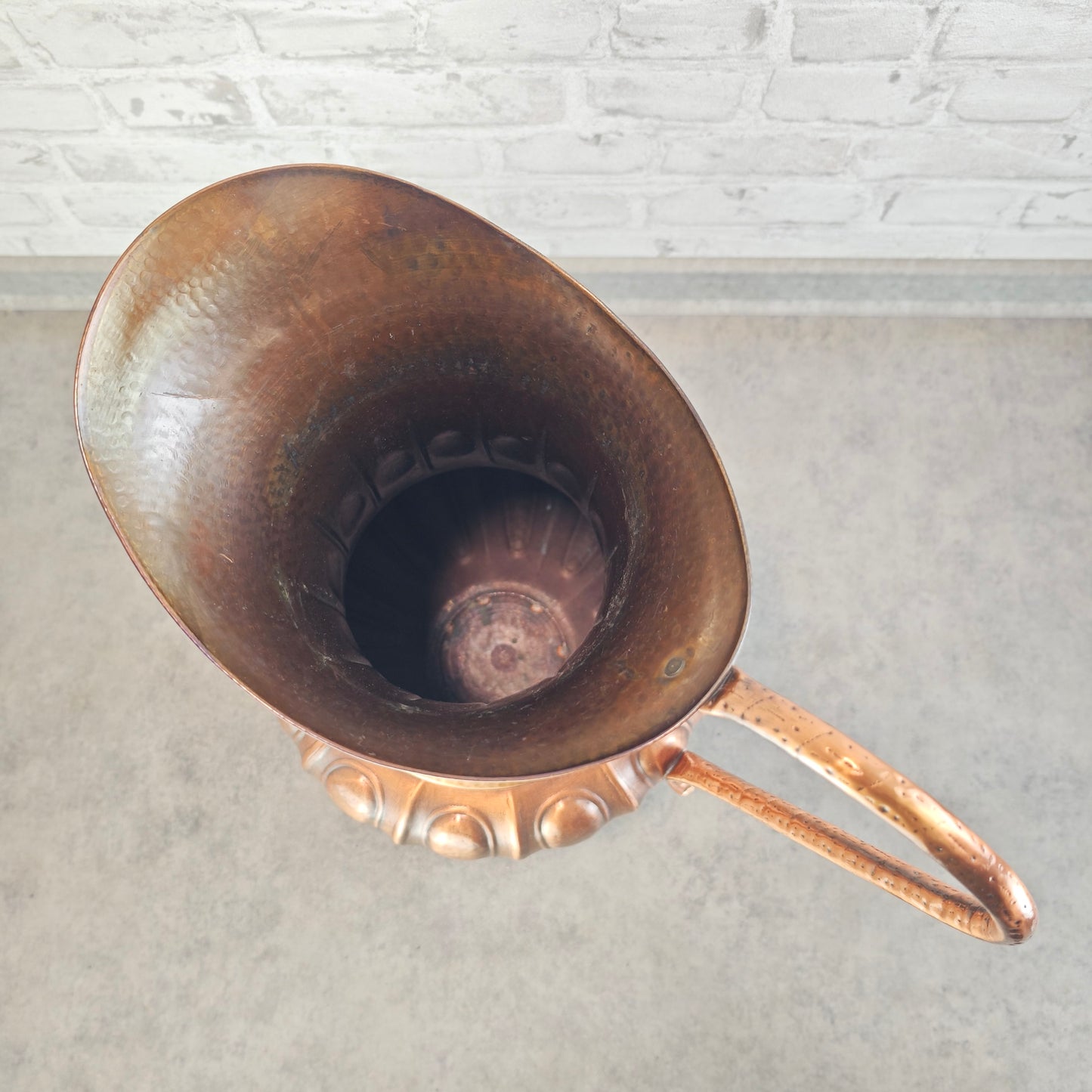 Midcentury Kupfer Bodenvase mit Henkel SKS Hammered Copper Pitcher 52 cm Kaminvase Maximalismus Vintage