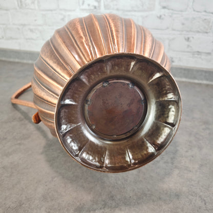 Midcentury Kupfer Bodenvase mit Henkel SKS Hammered Copper Pitcher 52 cm Kaminvase Maximalismus Vintage