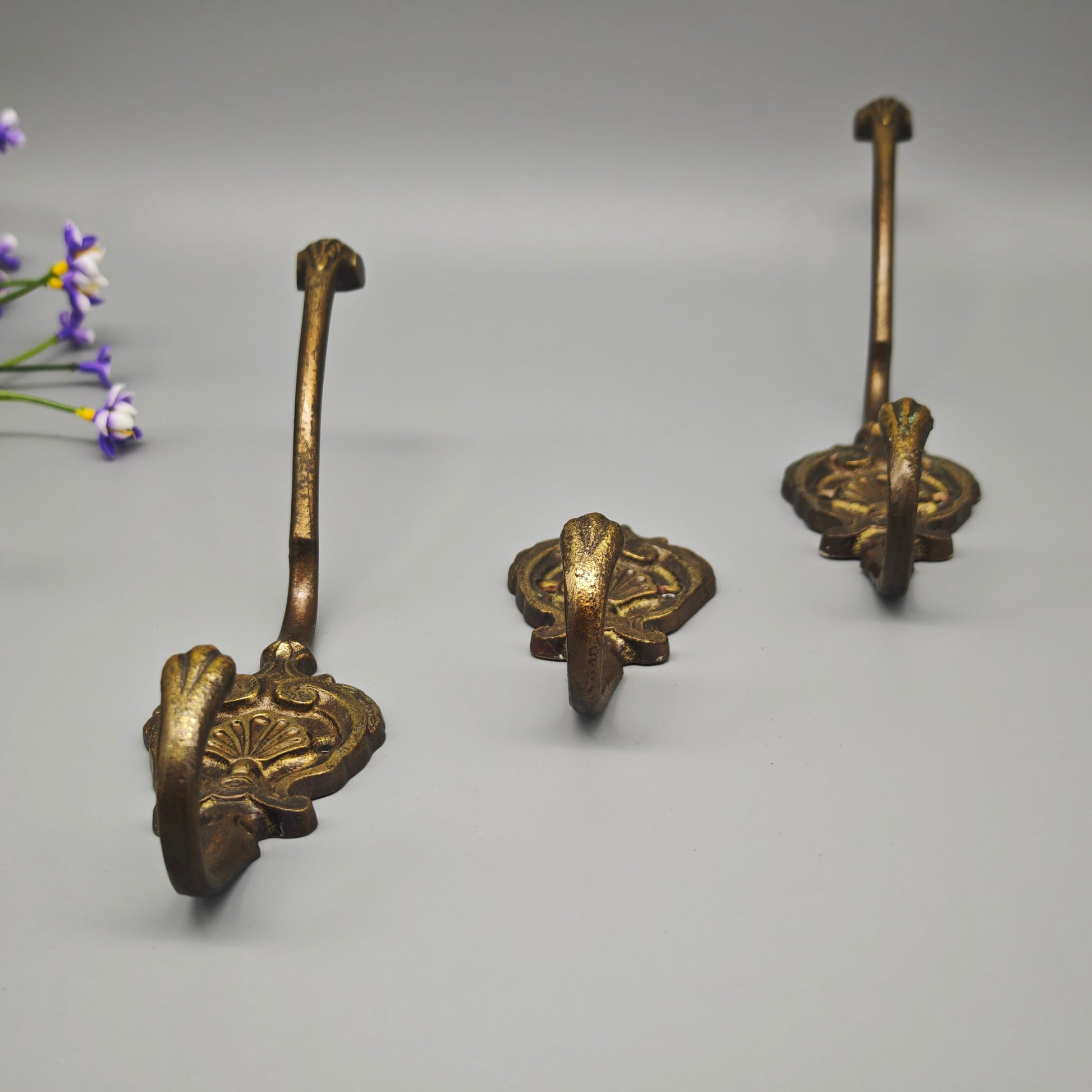 3 Messing Wandhaken im Barockstil mit Muschelmotiv Garderobenhaken Rokoko Wanddeko Hollywood Regency