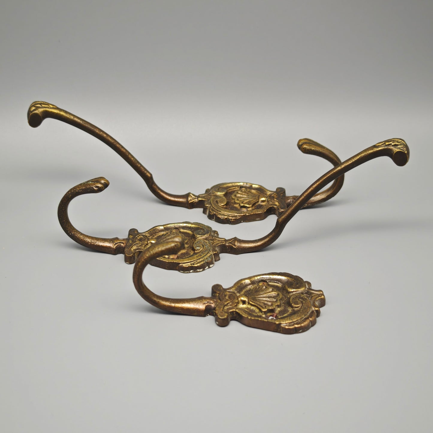 3 Messing Wandhaken im Barockstil mit Muschelmotiv Garderobenhaken Rokoko Wanddeko Hollywood Regency