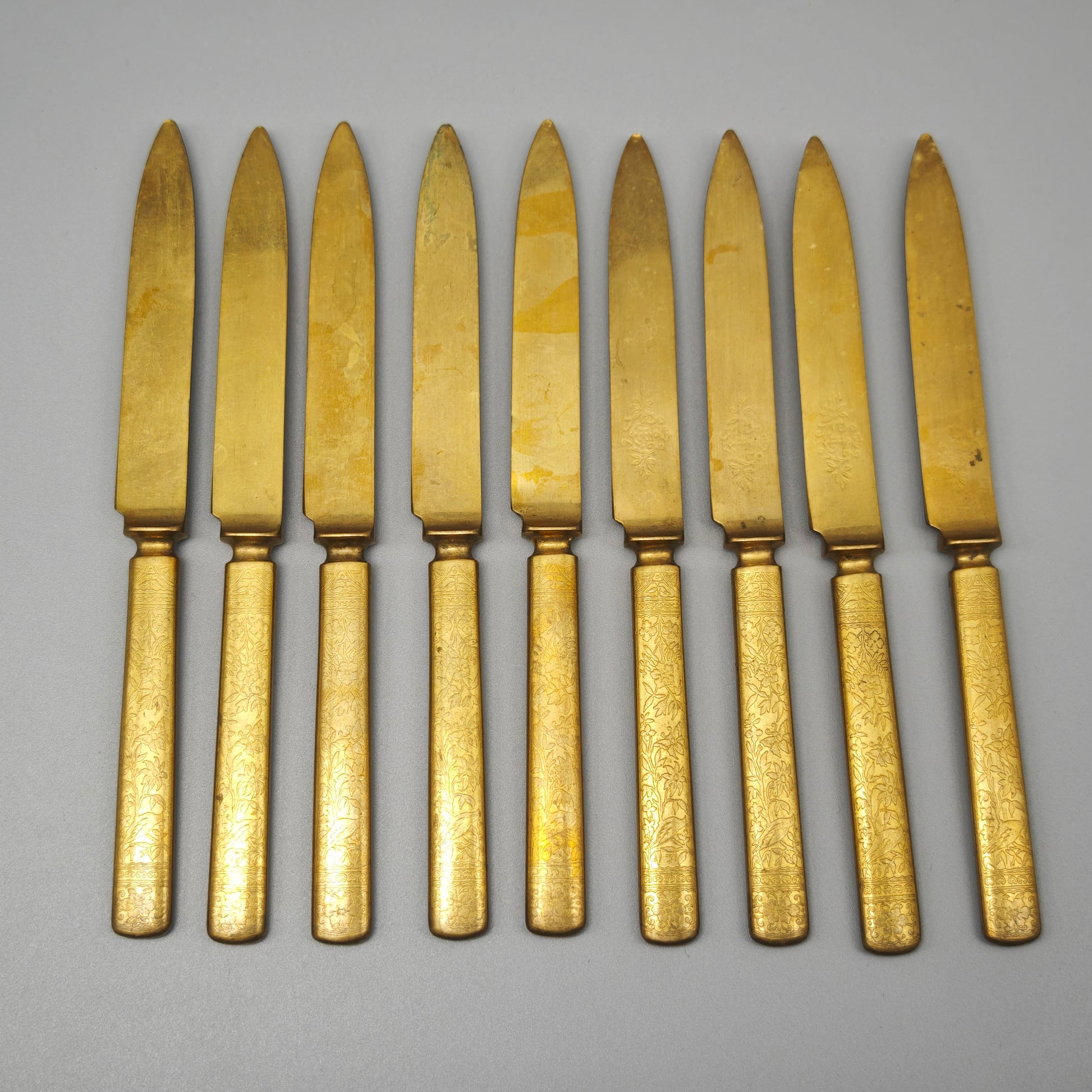 9 Messer aus Messing mit floraler Gravur Dessertmesser Gründerzeit Viktorianischer Stil goldfarben Ornament Deko Set