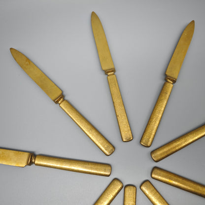 9 Messer aus Messing mit floraler Gravur Dessertmesser Gründerzeit Viktorianischer Stil goldfarben Ornament Deko Set