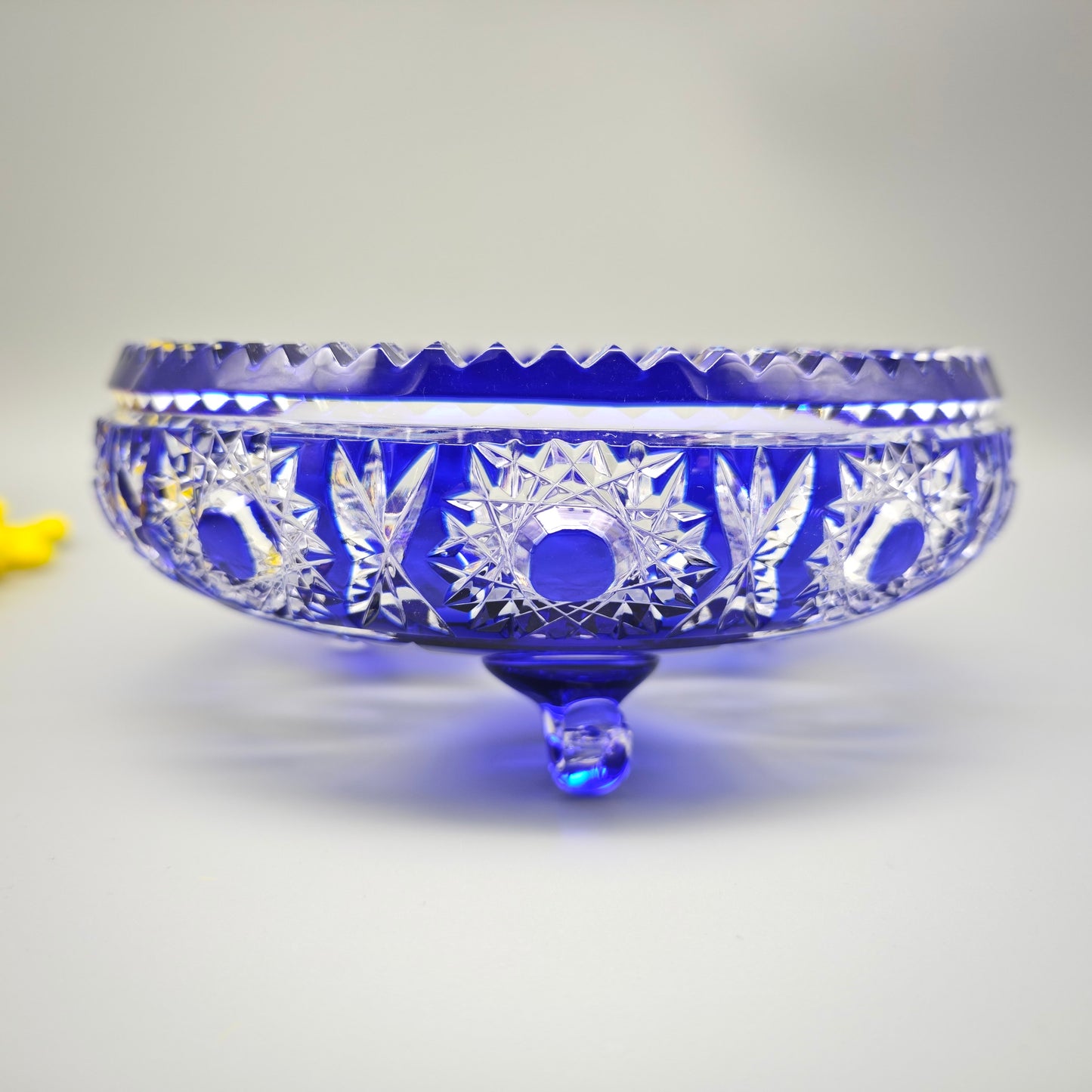 Blaue Kristallglas Anbietschale mit Schliffmuster Sternen auf Füßen Vintage Servierschale 18 cm böhmisches Bleikristall