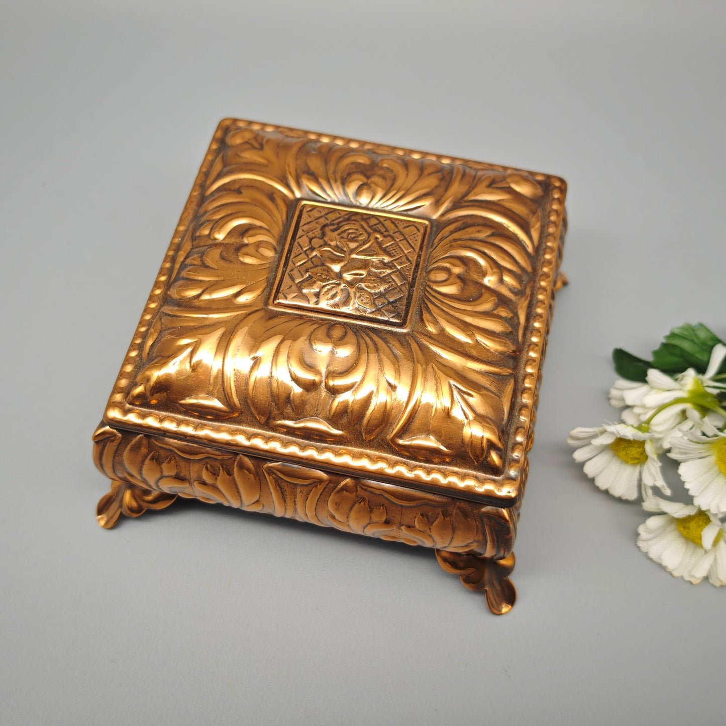 Guban Schmuckschatulle Kupfer Relief quadratisch mit Spiegel Samt innen Vintage Schmuckdose 12,5 cm