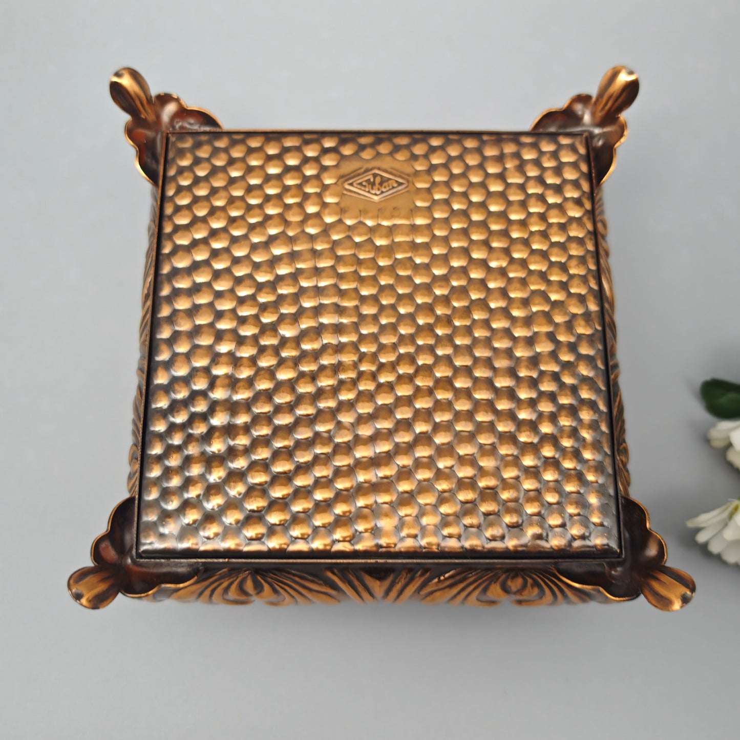 Guban Schmuckschatulle Kupfer Relief quadratisch mit Spiegel Samt innen Vintage Schmuckdose 12,5 cm