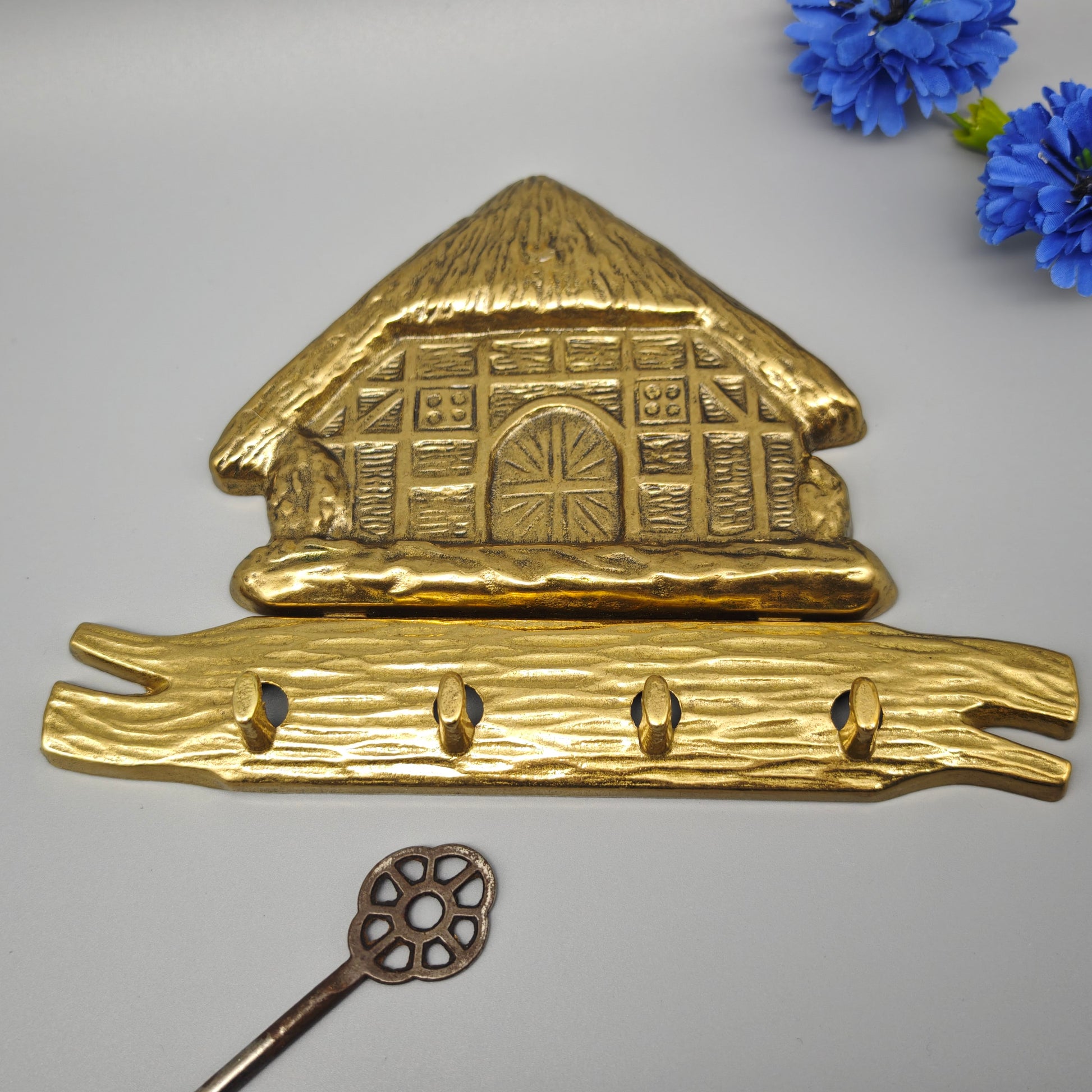 Messing Schlüsselbrett mit Reetdachhaus Motiv Hakenleiste Landhaus Stil Wanddeko 20 cm Vintage