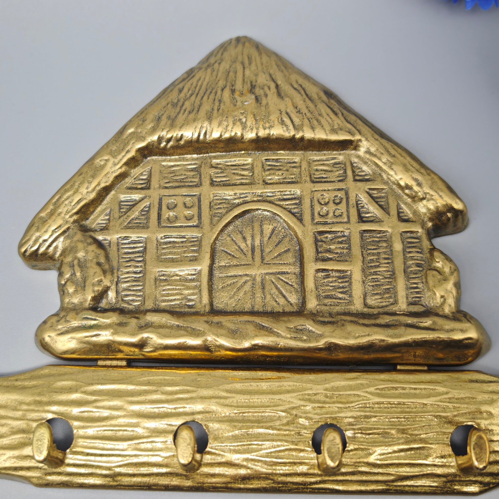 Messing Schlüsselbrett mit Reetdachhaus Motiv Hakenleiste Landhaus Stil Wanddeko 20 cm Vintage