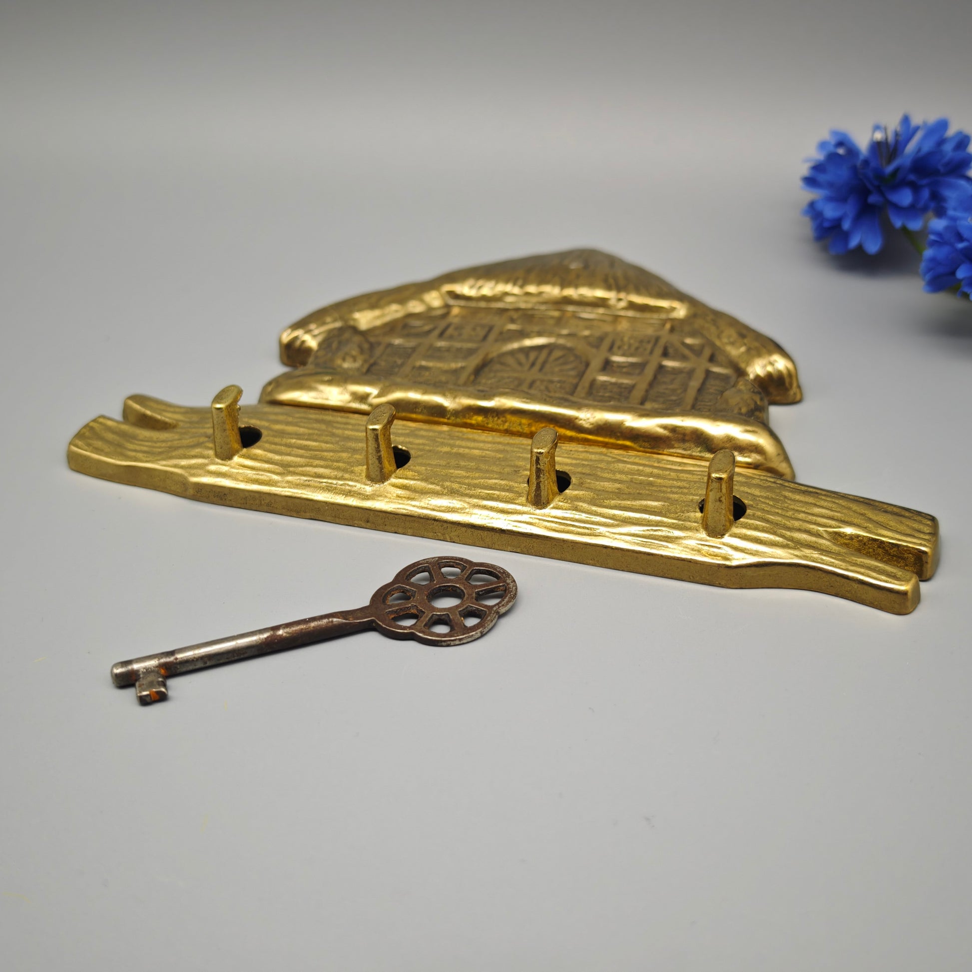 Messing Schlüsselbrett mit Reetdachhaus Motiv Hakenleiste Landhaus Stil Wanddeko 20 cm Vintage