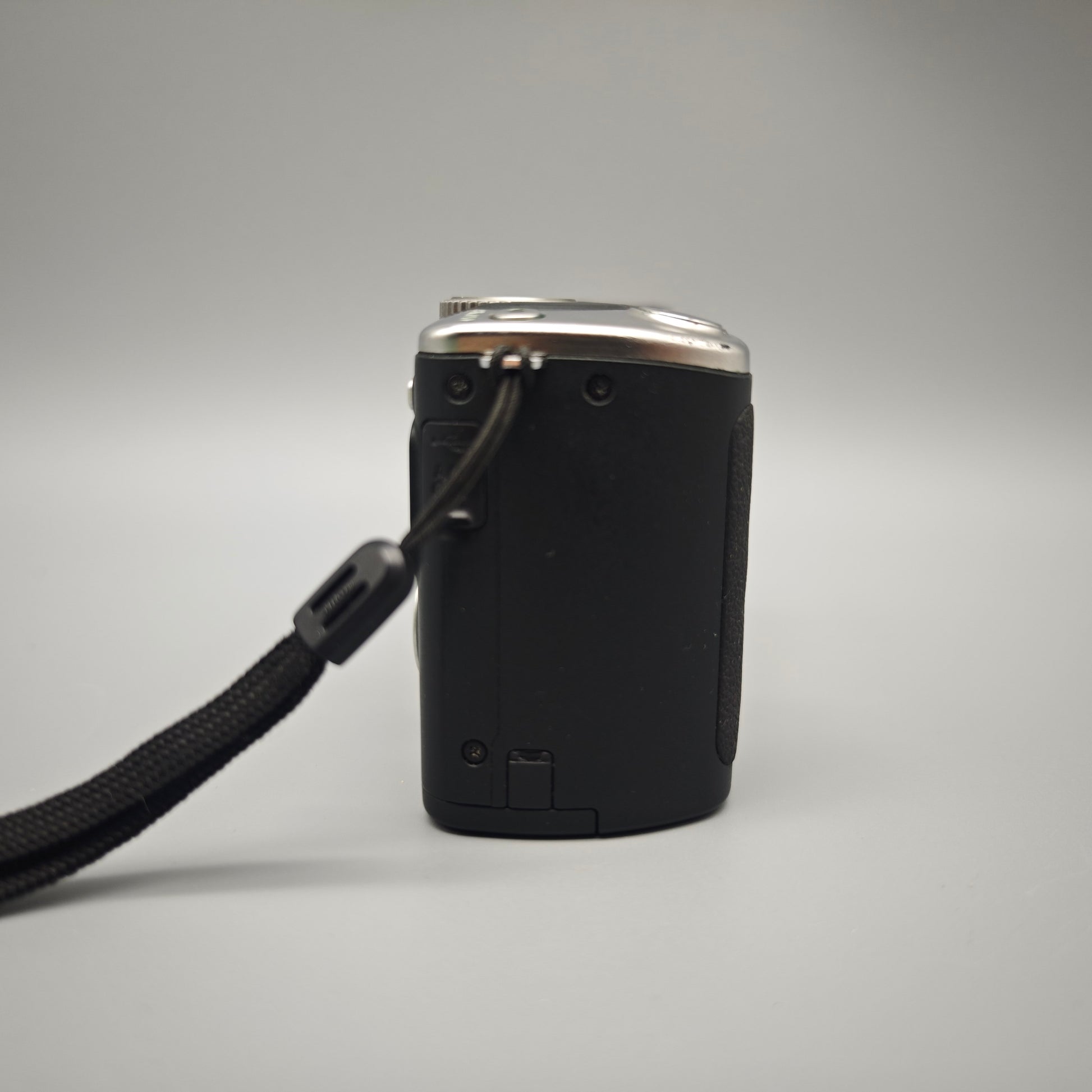 Nikon Coolpix P50 Digitalkamera 8,1 MP mit Tasche 4,7–17 mm Nikkor 3,6x Zoom