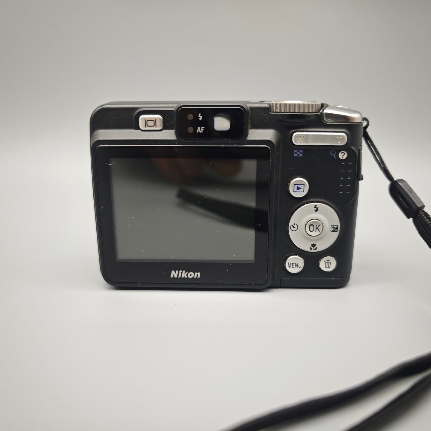 Nikon Coolpix P50 Digitalkamera 8,1 MP mit Tasche 4,7–17 mm Nikkor 3,6x Zoom