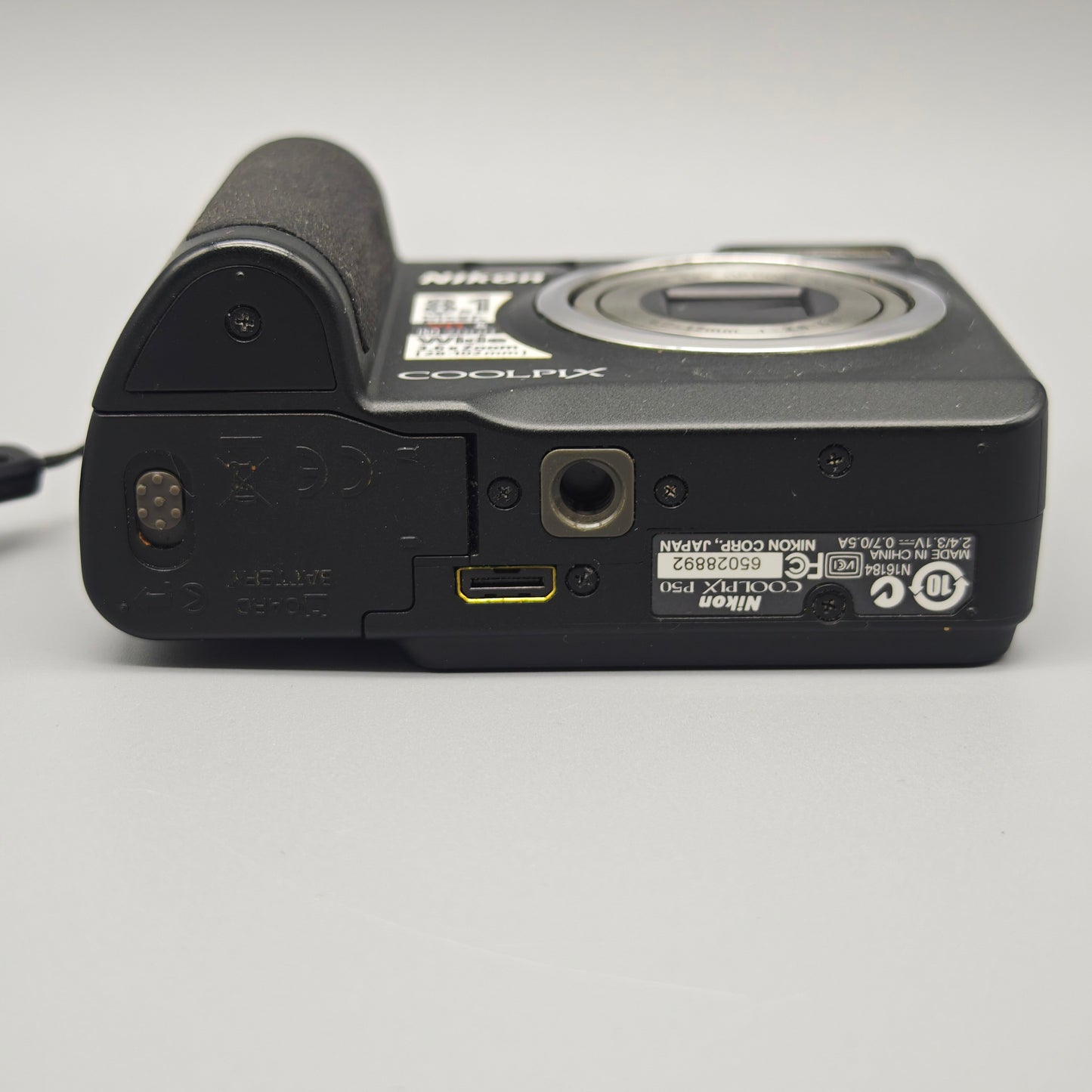 Nikon Coolpix P50 Digitalkamera 8,1 MP mit Tasche 4,7–17 mm Nikkor 3,6x Zoom