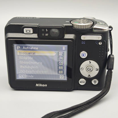 Nikon Coolpix P50 Digitalkamera 8,1 MP mit Tasche 4,7–17 mm Nikkor 3,6x Zoom