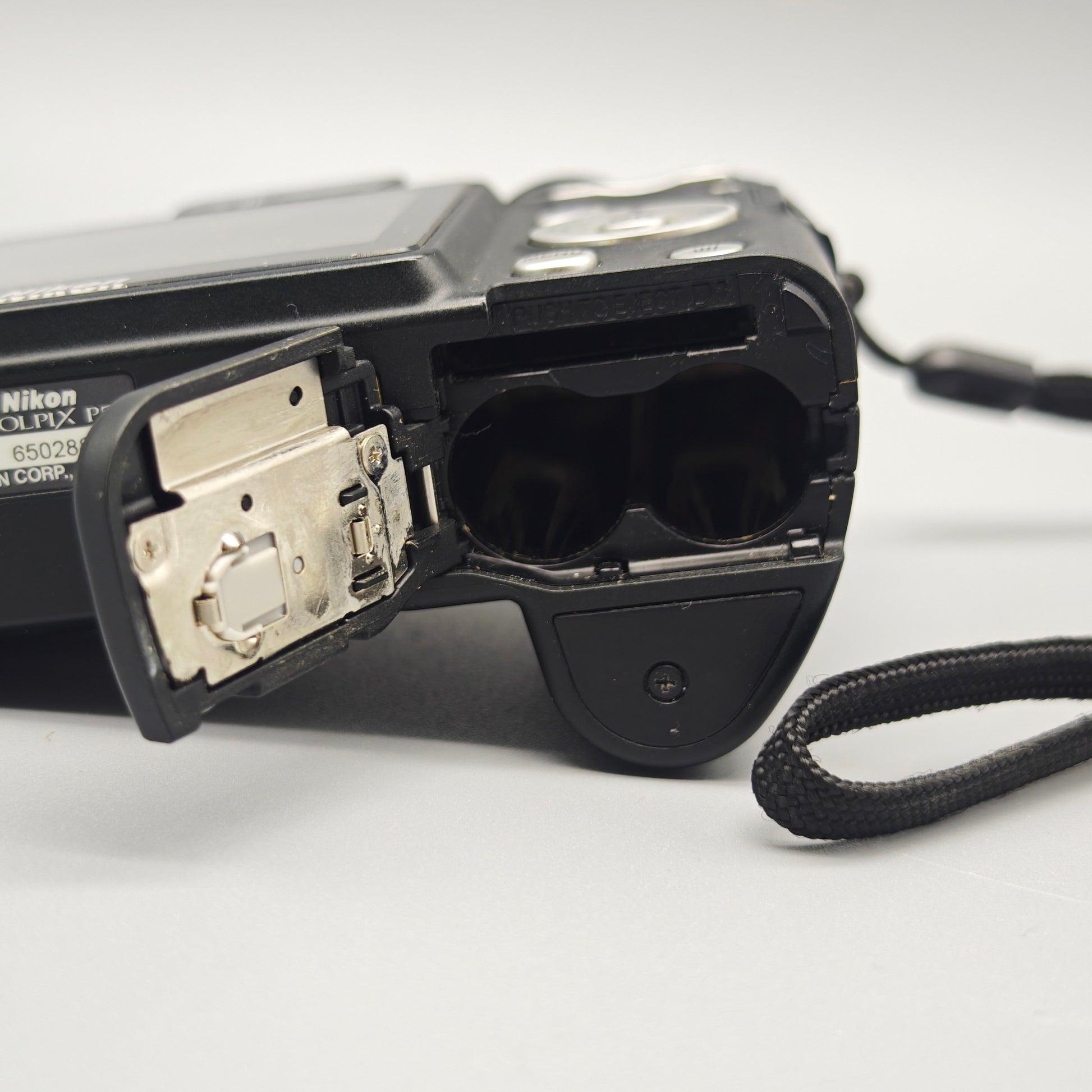 Nikon Coolpix P50 Digitalkamera 8,1 MP mit Tasche 4,7–17 mm Nikkor 3,6x Zoom