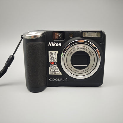 Nikon Coolpix P50 Digitalkamera 8,1 MP mit Tasche 4,7–17 mm Nikkor 3,6x Zoom