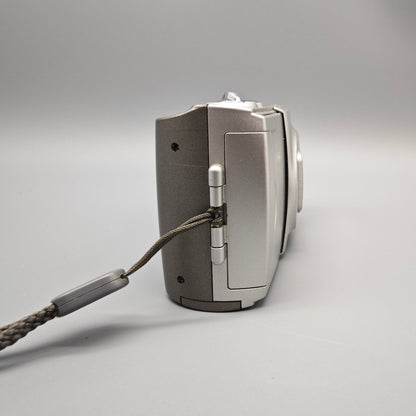 Olympus C 300 Zoom Digital Kamera Silber 3 MP Vintage Digicam mit Tasche und SmartMedia Karten