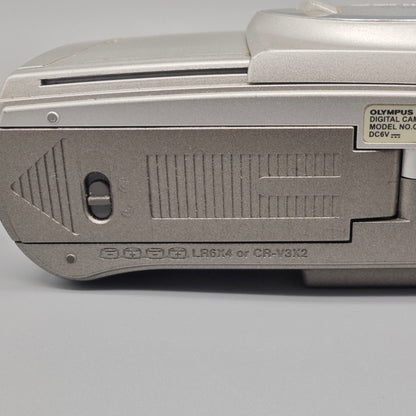 Olympus C 300 Zoom Digital Kamera Silber 3 MP Vintage Digicam mit Tasche und SmartMedia Karten