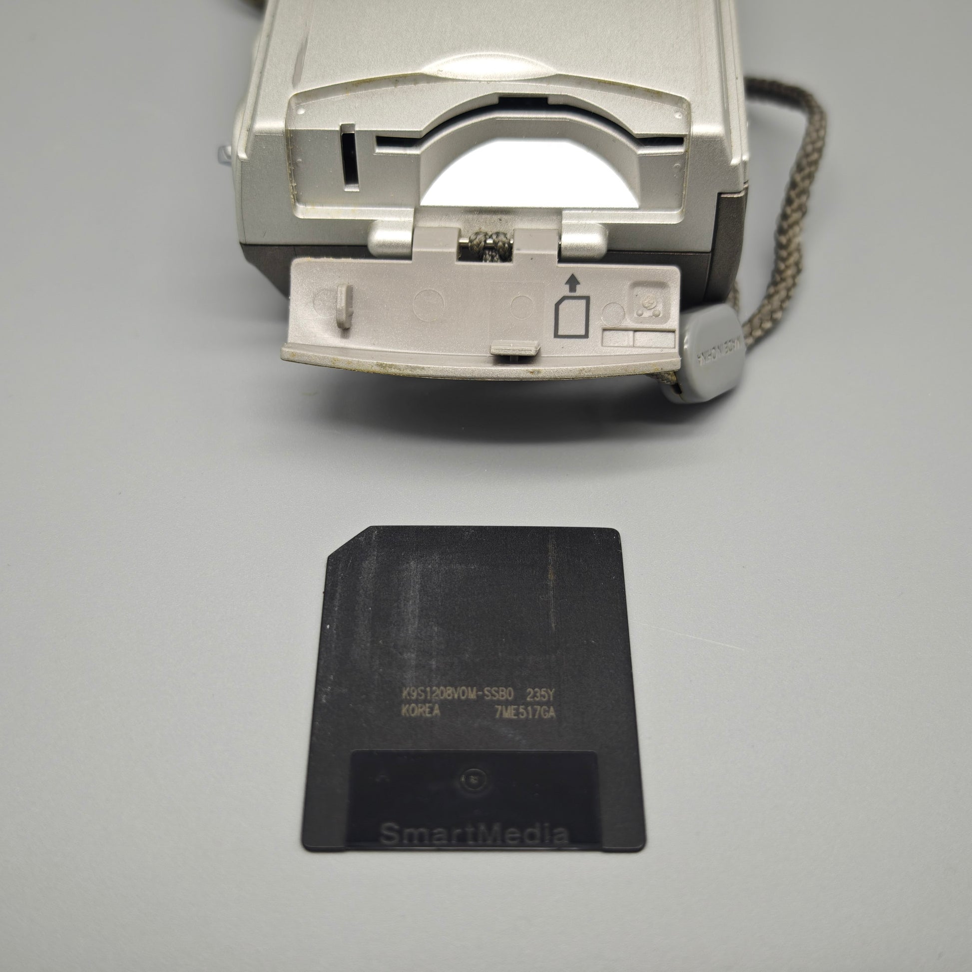 Olympus C 300 Zoom Digital Kamera Silber 3 MP Vintage Digicam mit Tasche und SmartMedia Karten