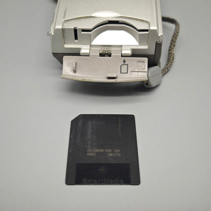 Olympus C 300 Zoom Digital Kamera Silber 3 MP Vintage Digicam mit Tasche und SmartMedia Karten