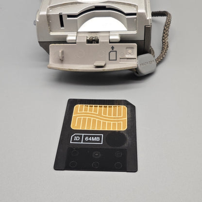 Olympus C 300 Zoom Digital Kamera Silber 3 MP Vintage Digicam mit Tasche und SmartMedia Karten