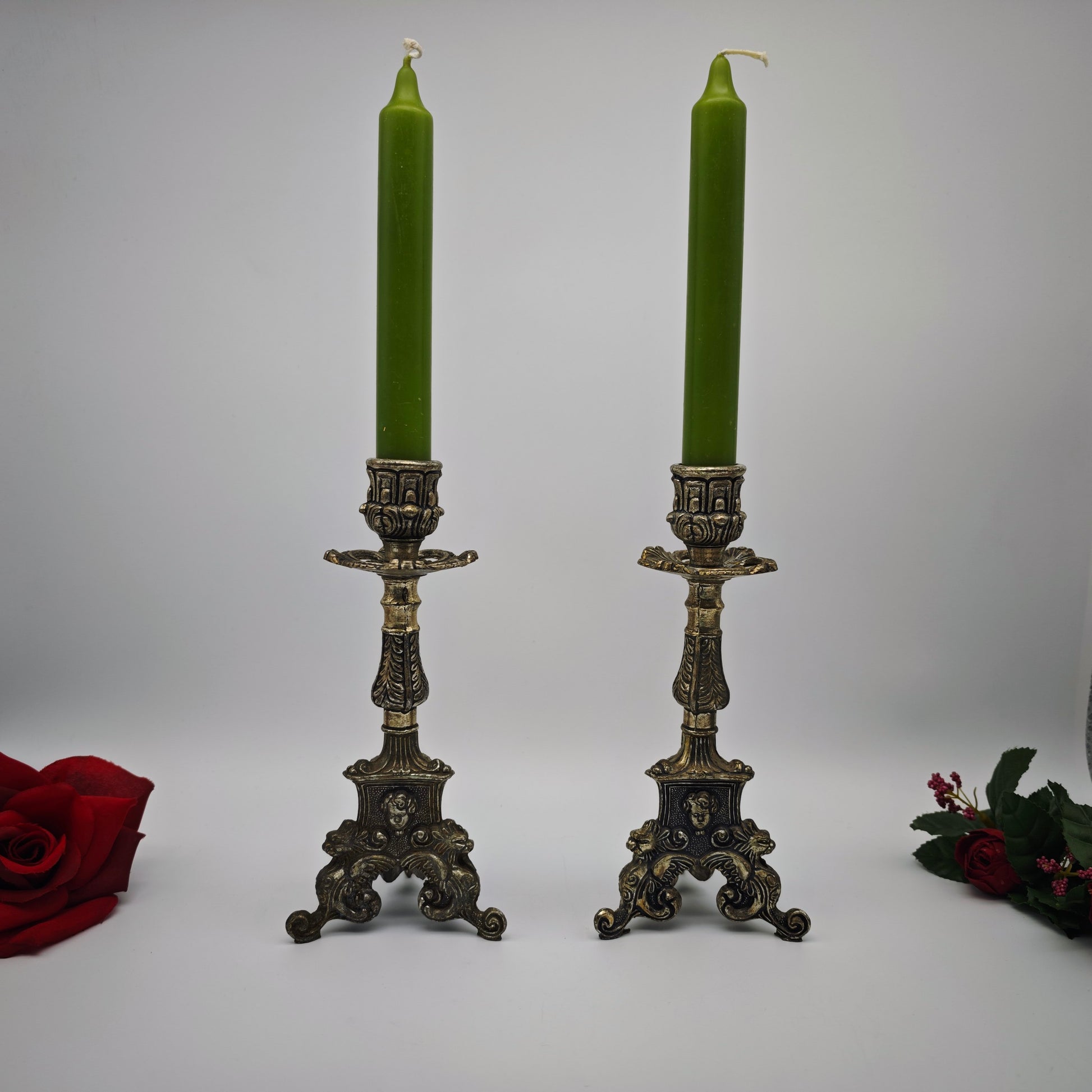 Neobarocke Kerzenhalter aus versilbertem Metall mit Puttenköpfen und Drachenfüßen als Set