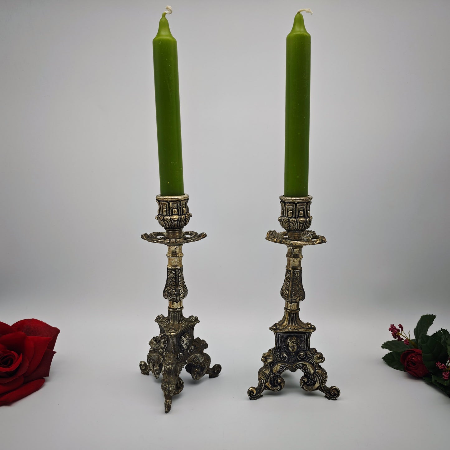 Neobarocke Kerzenhalter aus versilbertem Metall mit Puttenköpfen und Drachenfüßen als Set