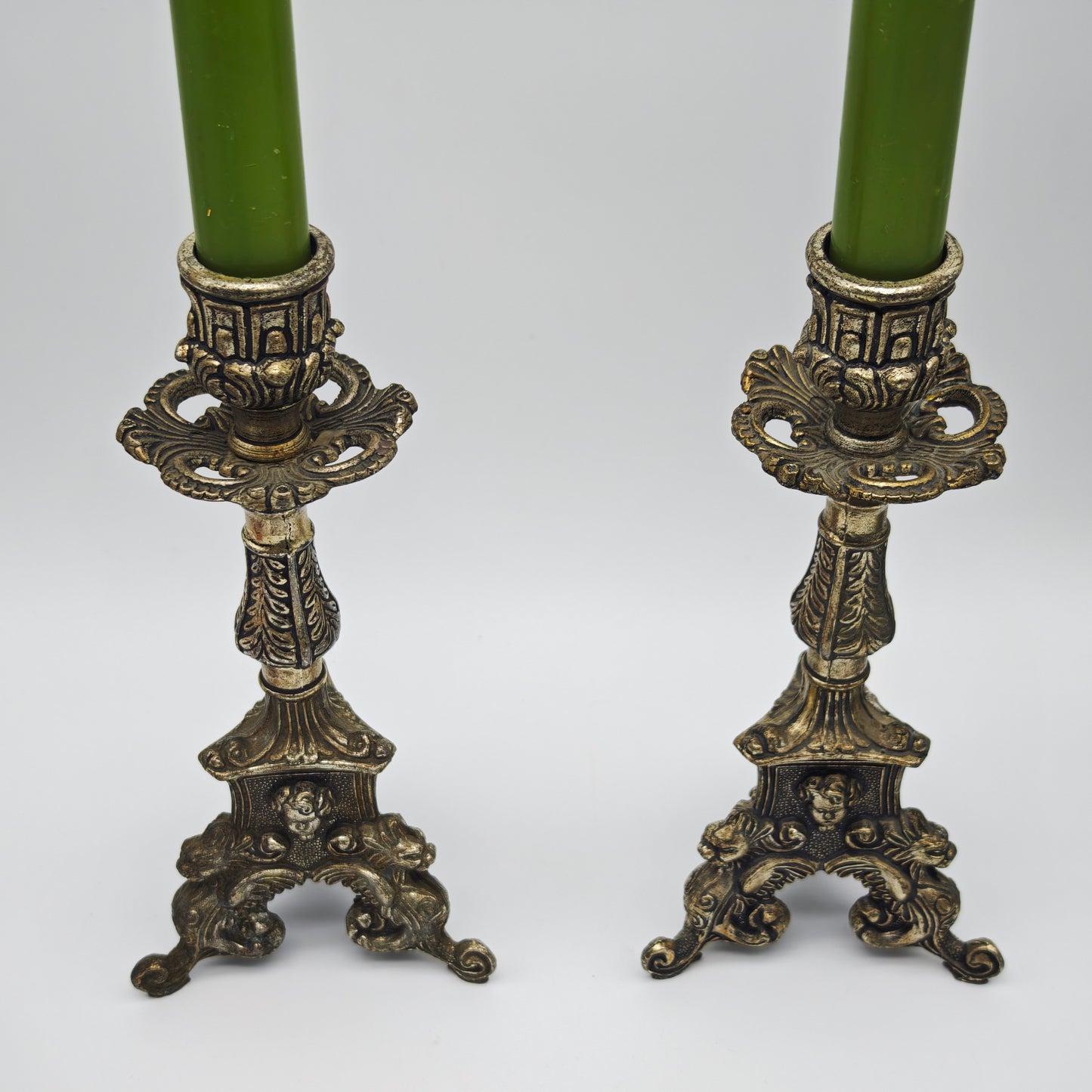 Neobarocke Kerzenhalter aus versilbertem Metall mit Puttenköpfen und Drachenfüßen als Set