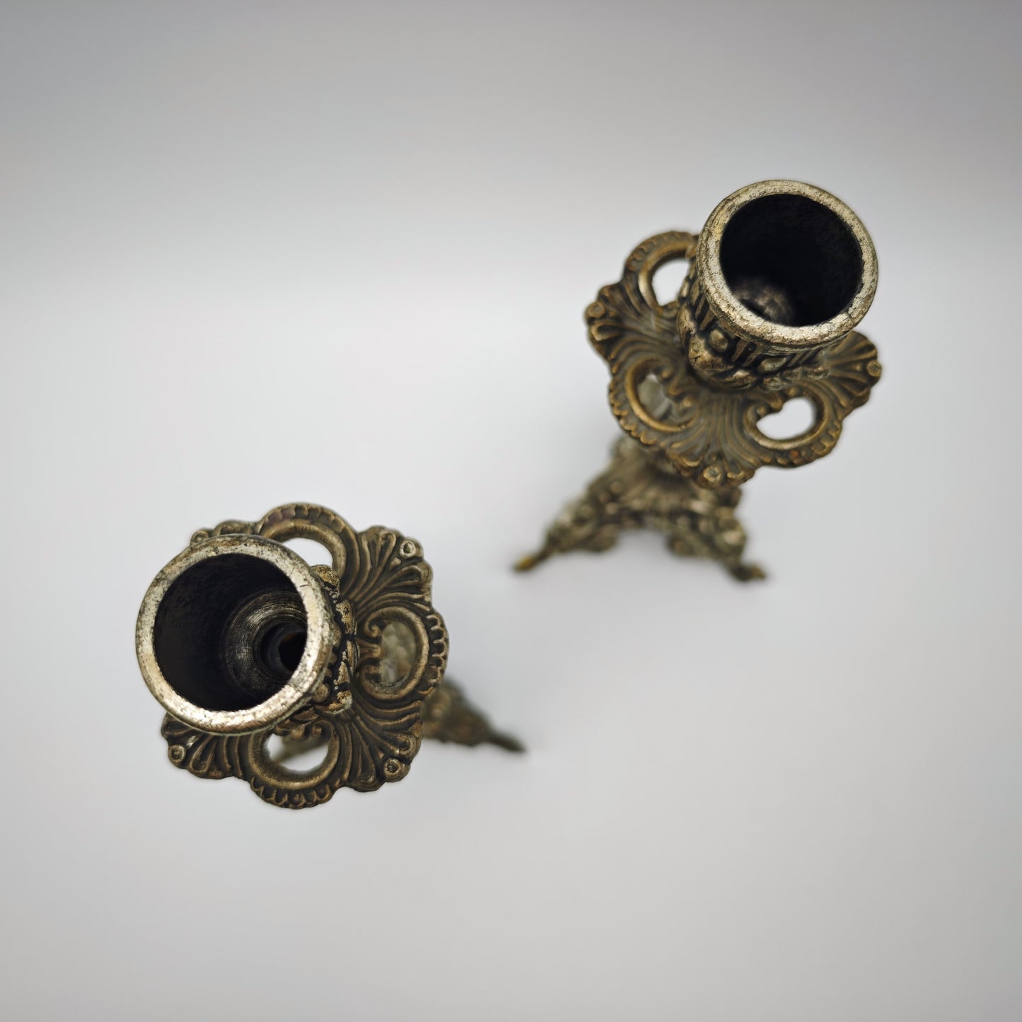 Neobarocke Kerzenhalter aus versilbertem Metall mit Puttenköpfen und Drachenfüßen als Set