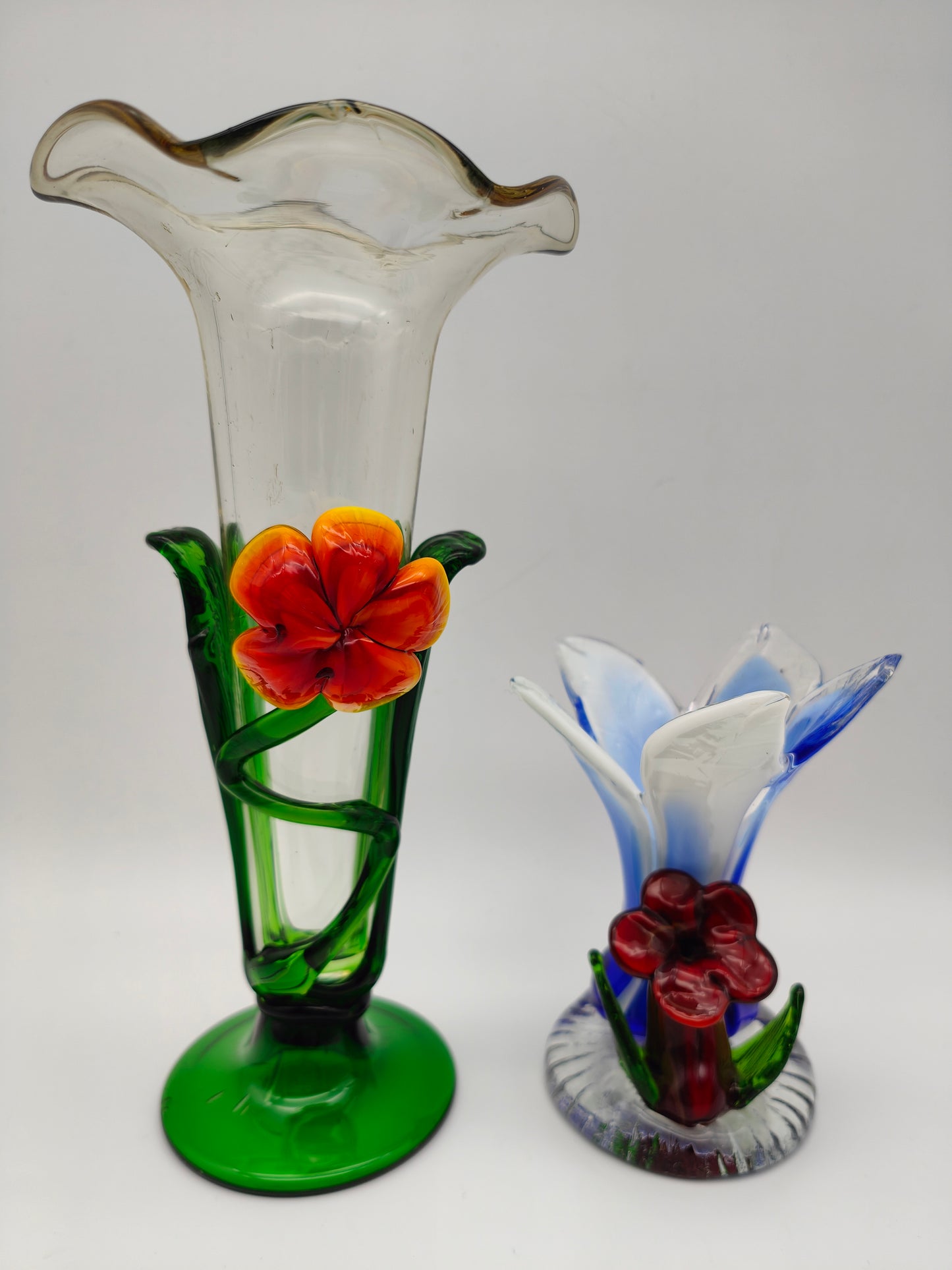 2x Glasvasen Blumen mundgeblasen Kunsthandwerk Set Handarbeit floral Blüte Blätter grün blau rot gelb Glaskunst