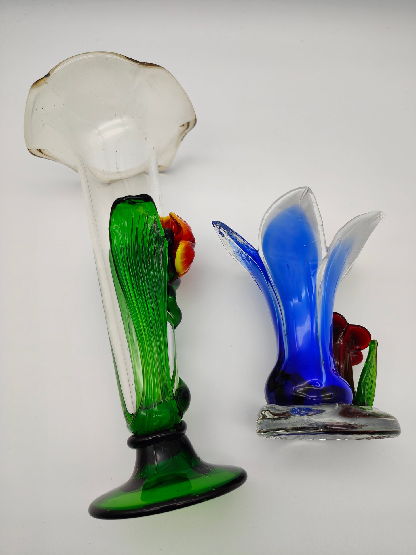 2x Glasvasen Blumen mundgeblasen Kunsthandwerk Set Handarbeit floral Blüte Blätter grün blau rot gelb Glaskunst