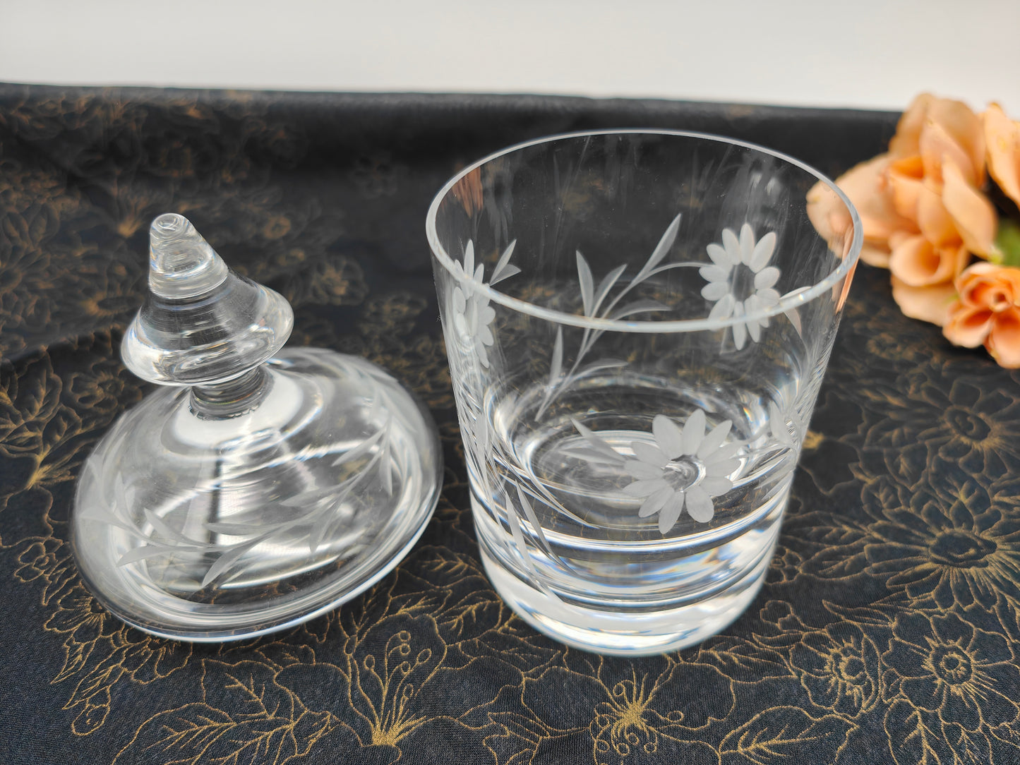 Vorratsglas mit Deckel für Wattepads Wattestäbchen Bobby Pins Haarnadeln Süßigkeiten Konfekt Glas geschliffen Blumen Midcentury 60er vintage Vanity Bad