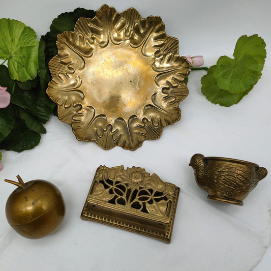 4x Messingobjekte Set Briefmarkenspender Eierbecher Küken Huhn Apfel Schale Dose Teller Sonnenblume Vogel Blätterkranz vintage Ringbox Jugendstil Ringkästchen goldfarben