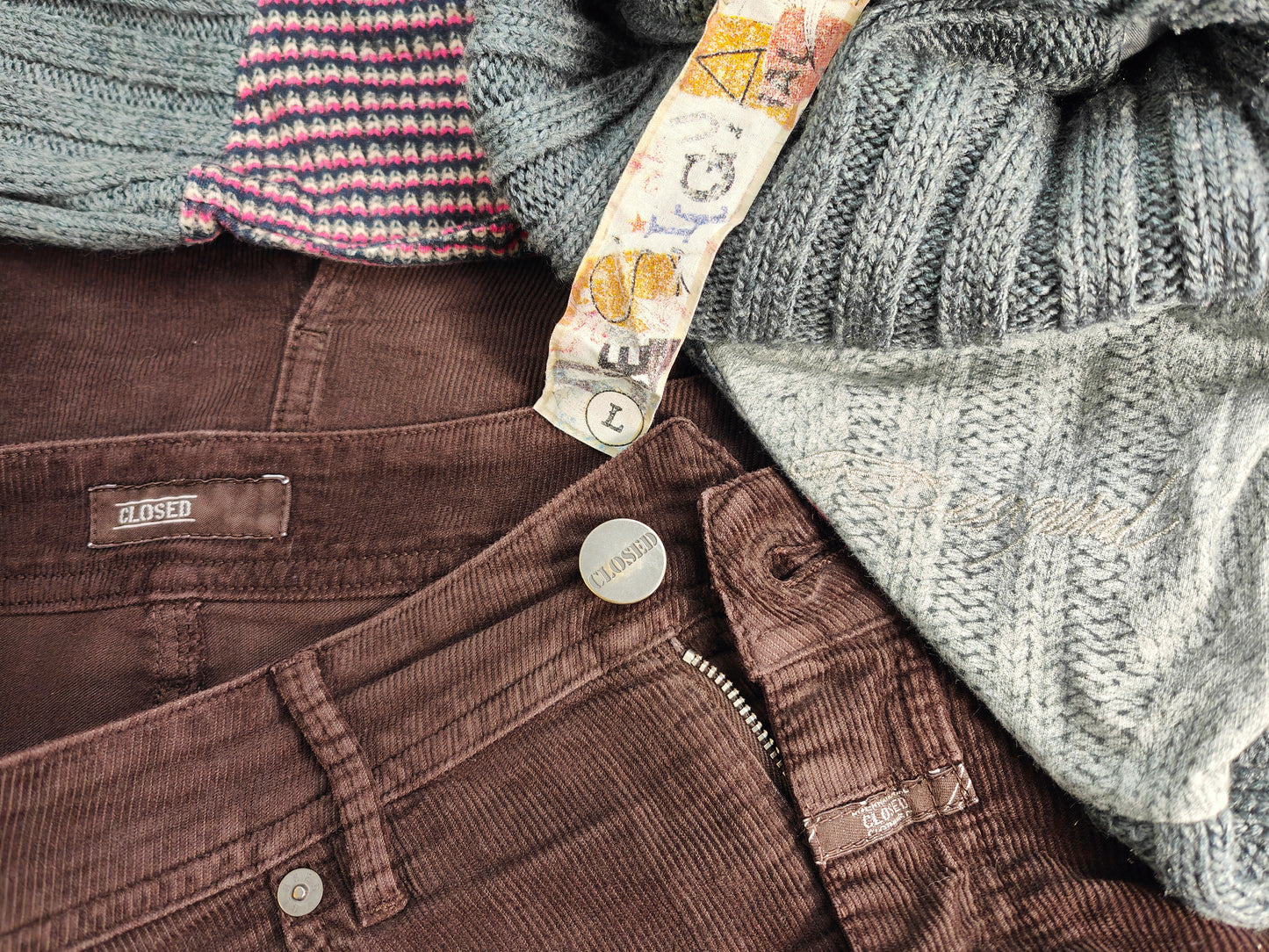 2-teiliges Outfit Set Cord Midirock Bleistiftrock Rock Closed braun & Oberteil langarm Strickkragen Mustermix desigual Herbst Winter art Style Bundle Kombination