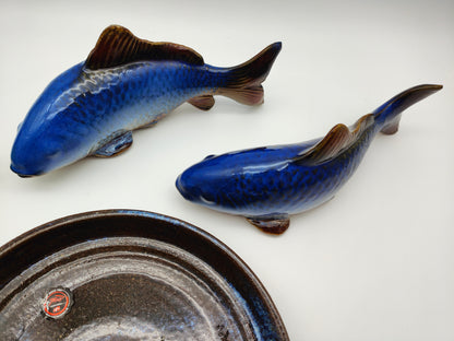 3-teilig Deko Set Keramik Fische Paar mit Teller Danish Design Maj Isenkram Figur Skulptur blau braun Horoskop Sternzeichen maritim Nautika Tierfiguren Aquaristik Scandi Einrichtung Dänemark