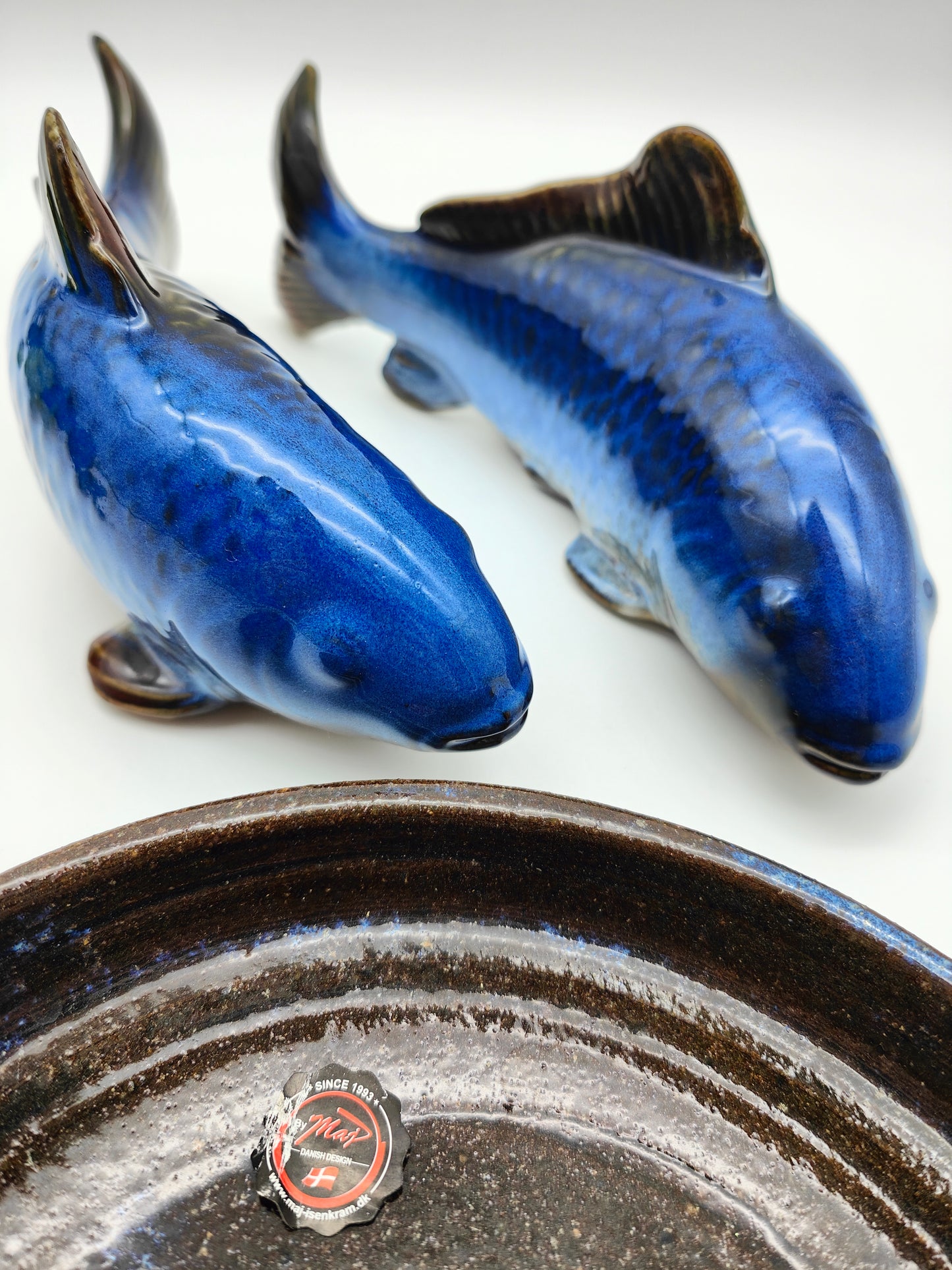 3-teilig Deko Set Keramik Fische Paar mit Teller Danish Design Maj Isenkram Figur Skulptur blau braun Horoskop Sternzeichen maritim Nautika Tierfiguren Aquaristik Scandi Einrichtung Dänemark