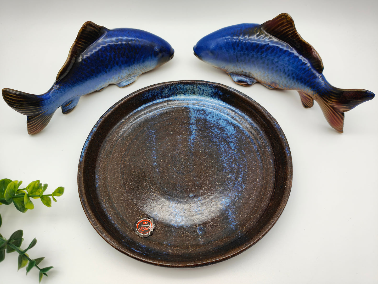 3-teilig Deko Set Keramik Fische Paar mit Teller Danish Design Maj Isenkram Figur Skulptur blau braun Horoskop Sternzeichen maritim Nautika Tierfiguren Aquaristik Scandi Einrichtung Dänemark