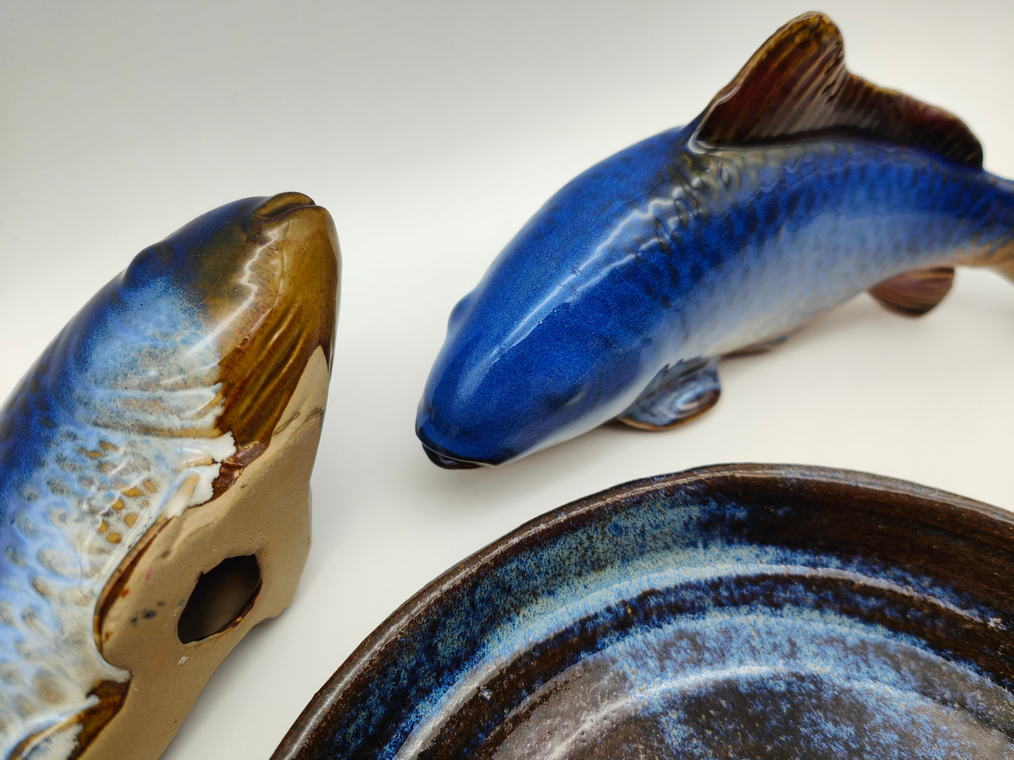 3-teilig Deko Set Keramik Fische Paar mit Teller Danish Design Maj Isenkram Figur Skulptur blau braun Horoskop Sternzeichen maritim Nautika Tierfiguren Aquaristik Scandi Einrichtung Dänemark