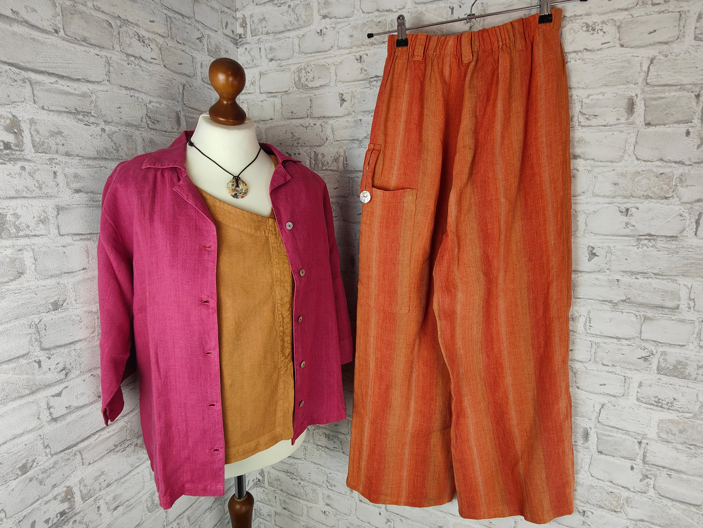 3-teiliges Outfit Set Leinen Hose orange gestreift & Bluse rot & Top ocker asymmetrisch Deerberg Tutta Natura Perlmutt Sommer Öko Hippie GOA Naturfaser Streifen Bekleidung Kombination Style Bundle