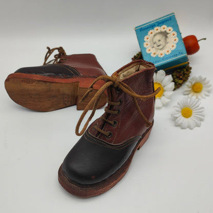 Antike Kinderschuhe aus Leder mit Holzsohle braun schwarz Schnürung 1939 Puppenschuhe Schnürstiefel Nostalgie dekorativ Sammlerstücke selten