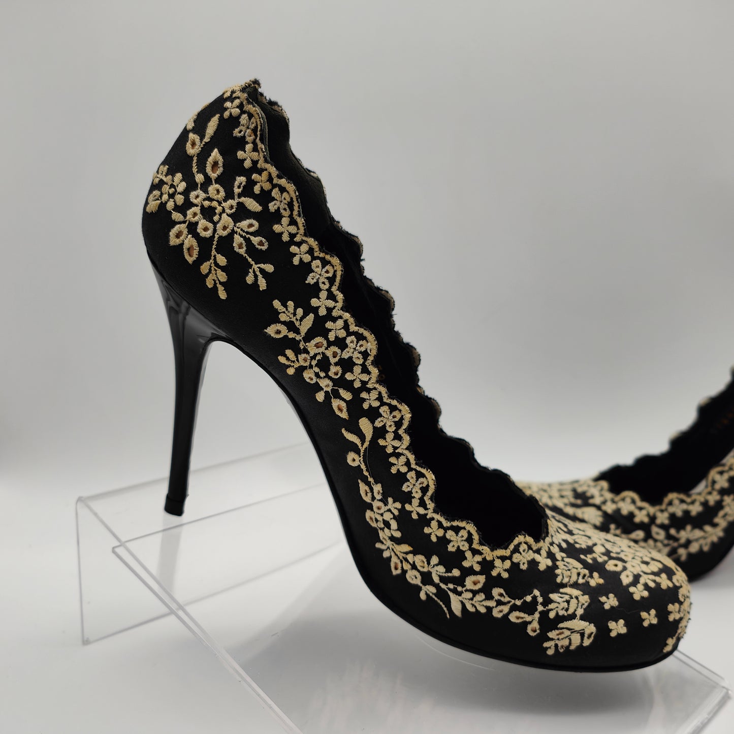 Alexander McQueen High Heels lace Gr. 39 schwarz ivory bestickt Absatz Leder Blumenspitze floral Nostalgie Hochzeit Schuhe