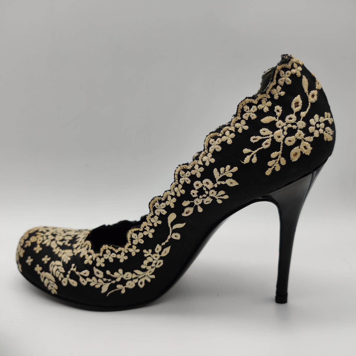 Alexander McQueen High Heels lace Gr. 39 schwarz ivory bestickt Absatz Leder Blumenspitze floral Nostalgie Hochzeit Schuhe