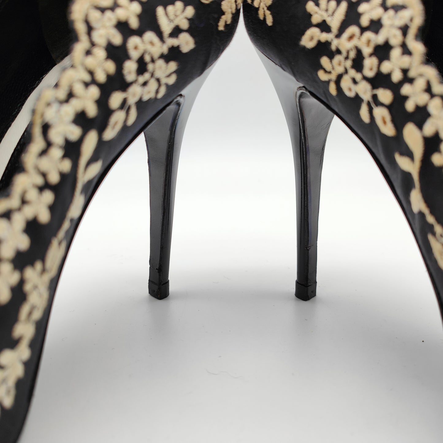 Alexander McQueen High Heels lace Gr. 39 schwarz ivory bestickt Absatz Leder Blumenspitze floral Nostalgie Hochzeit Schuhe