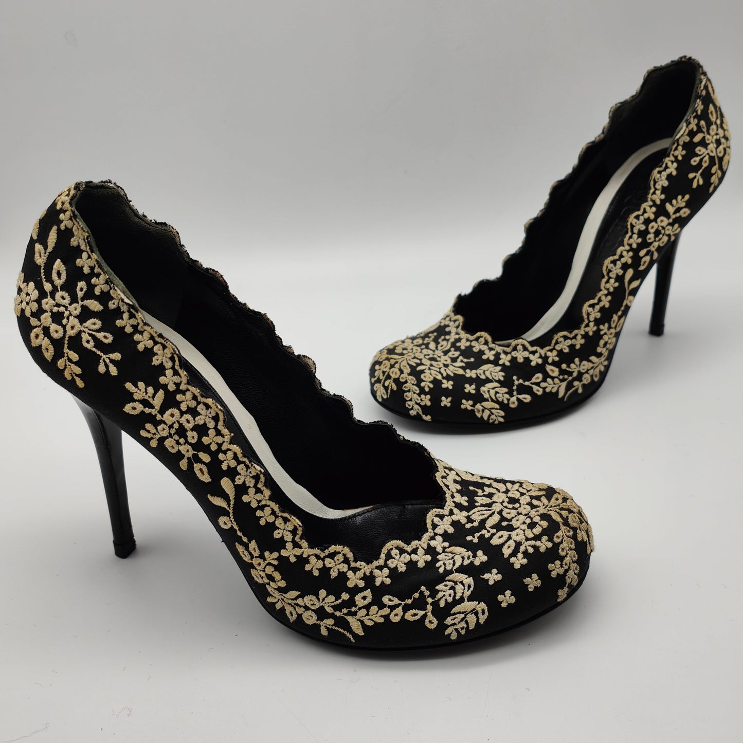 Alexander McQueen High Heels lace Gr. 39 schwarz ivory bestickt Absatz Leder Blumenspitze floral Nostalgie Hochzeit Schuhe