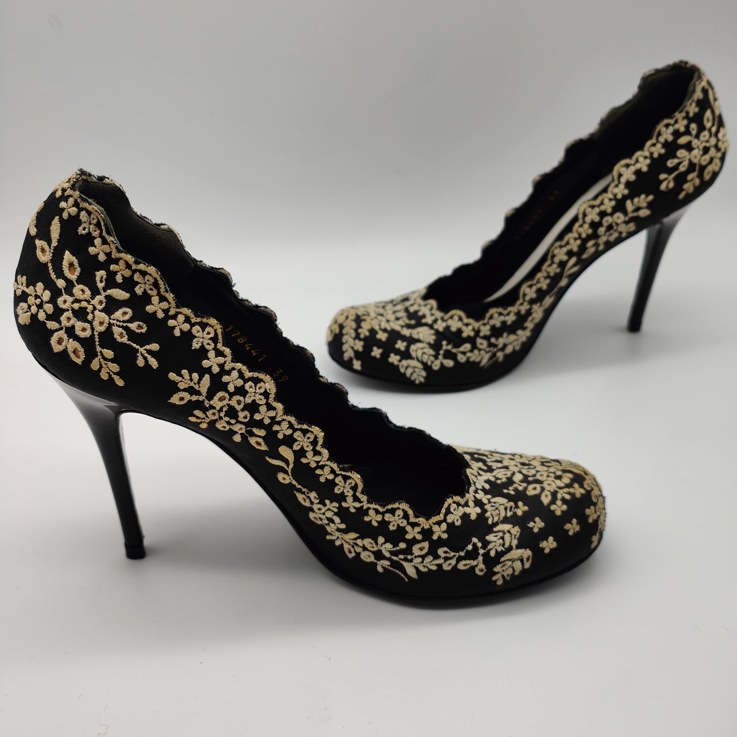 Alexander McQueen High Heels lace Gr. 39 schwarz ivory bestickt Absatz Leder Blumenspitze floral Nostalgie Hochzeit Schuhe