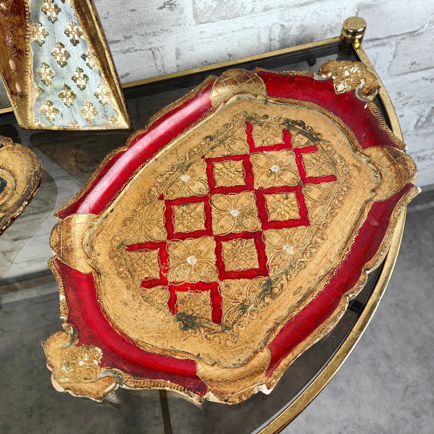 Florentiner Tablett Wiegeschaufel Löffel Kelle üppig gold grün rot verziert Ornamente vintage Maximalismus Rokoko Chippendale Renaissance Hochzeit Teetablett Italy