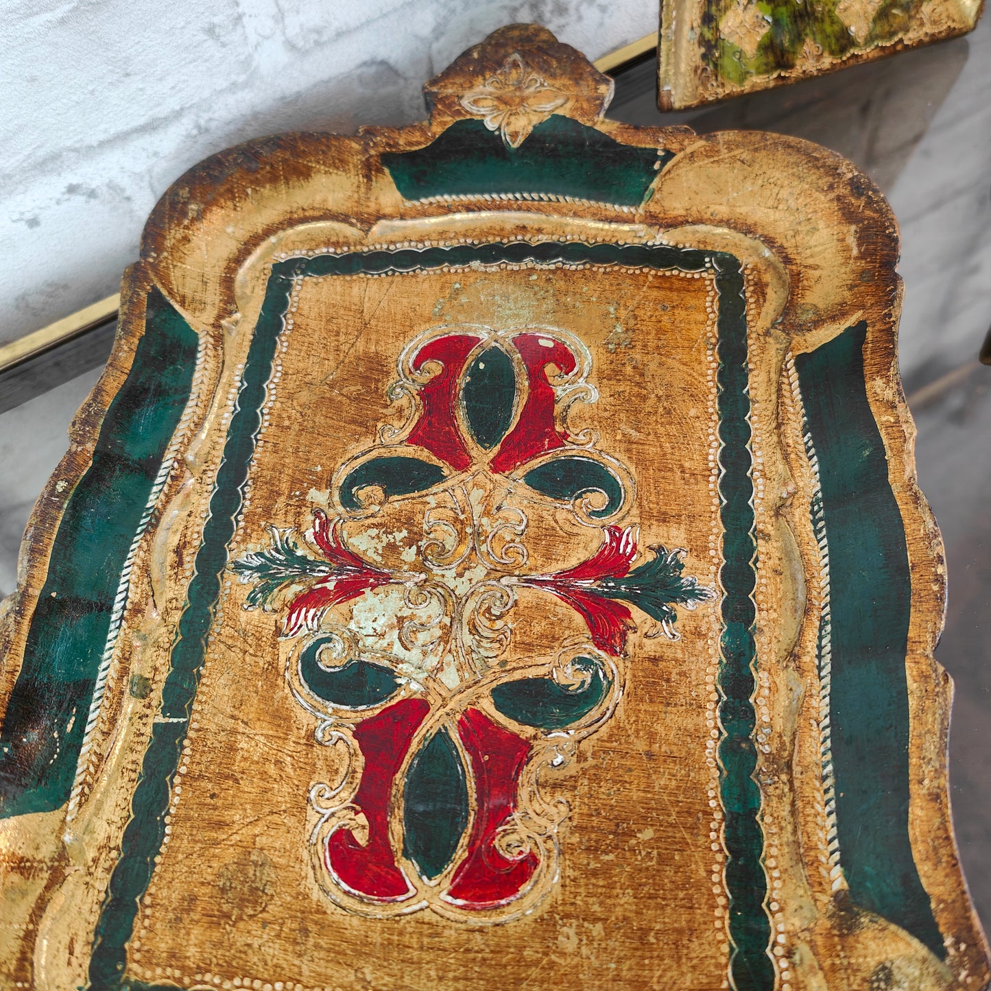 Florentiner Tablett Wiegeschaufel Löffel Kelle üppig gold grün rot verziert Ornamente vintage Maximalismus Rokoko Chippendale Renaissance Hochzeit Teetablett Italy