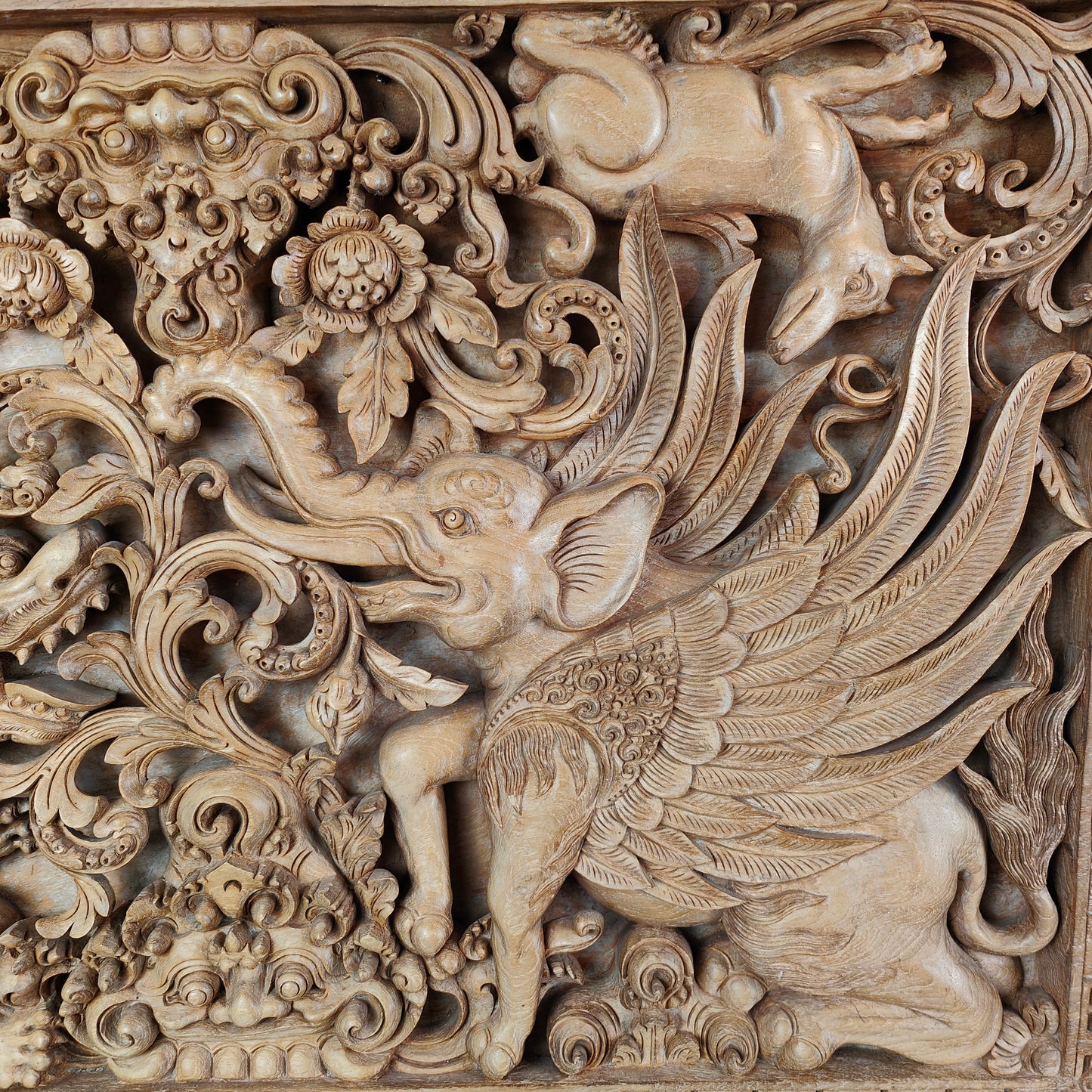 Großes Wandbild 3D Mythologisches Motiv Holz Schnitzerei Relief Garuda Ganesha Barong Asien Bali Thailand Indonesien handgeschnitzt Asiatika