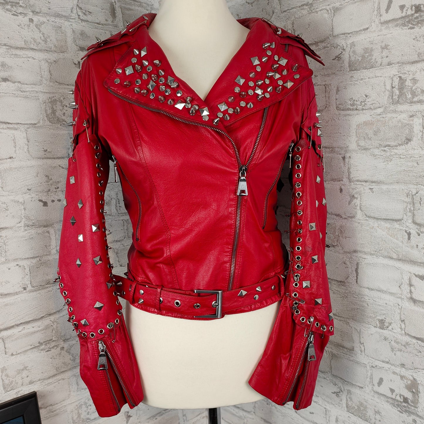 Kapraun Biker Lederjacke rot Nieten Sicherheitsnadeln Einzelstück customized Unikat Stagewear Rocker 1% Punk Cyberpunk