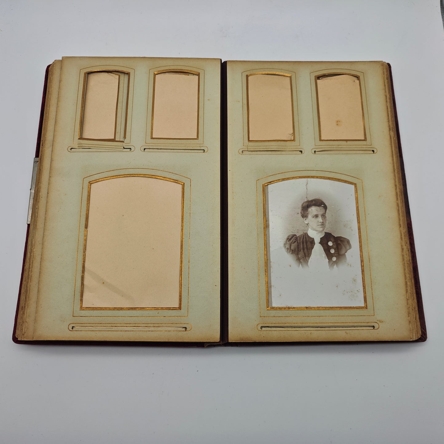 Kabinett-Fotoalbum Jugendstil Applikation Kupfer Samt rot Fotos 1900 Soldaten Hochzeit Zivil Kaiserzeit Goldrand Goldschnitt antik Nostalgie