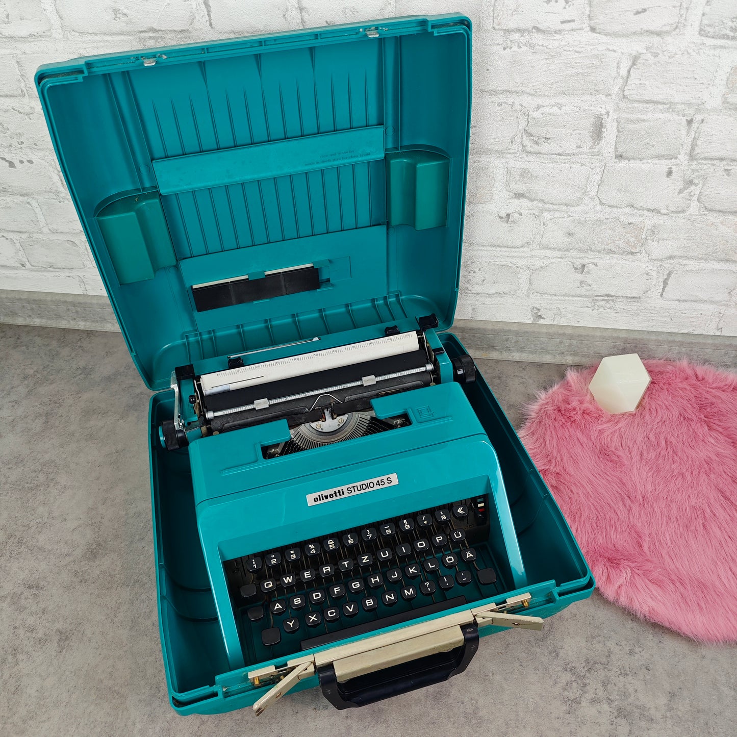 Olivetti Studio 45 S Reise Schreibmaschine türkis Koffer mechanisch Space Age Ettore Sottsass Design Schreibtisch Deko Autoren Geschenk Büro