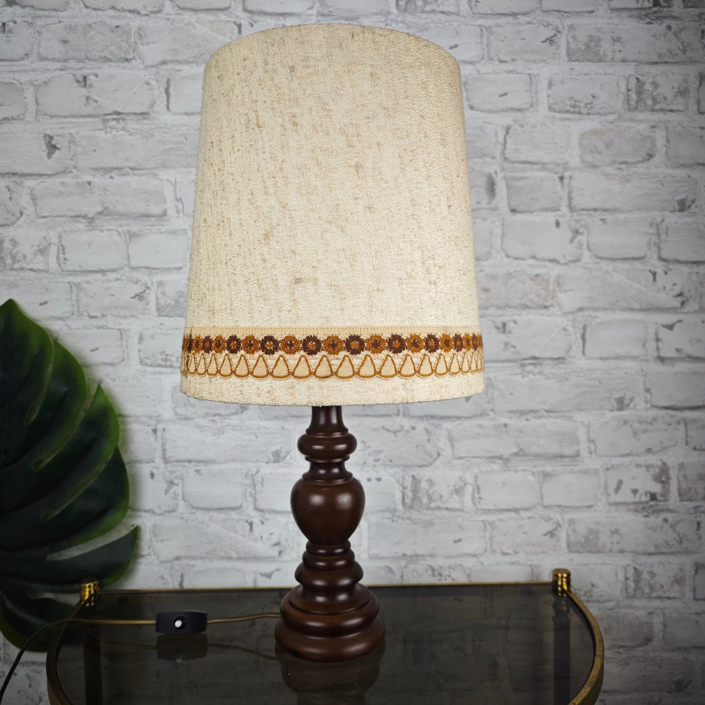 Lampe Tischlampe mit Holzfuß Mid Century beige braun Stoffschirm Bordüre Beistelltisch midcentury 60s 70s Boho Hygge Scandi Holz rustikal